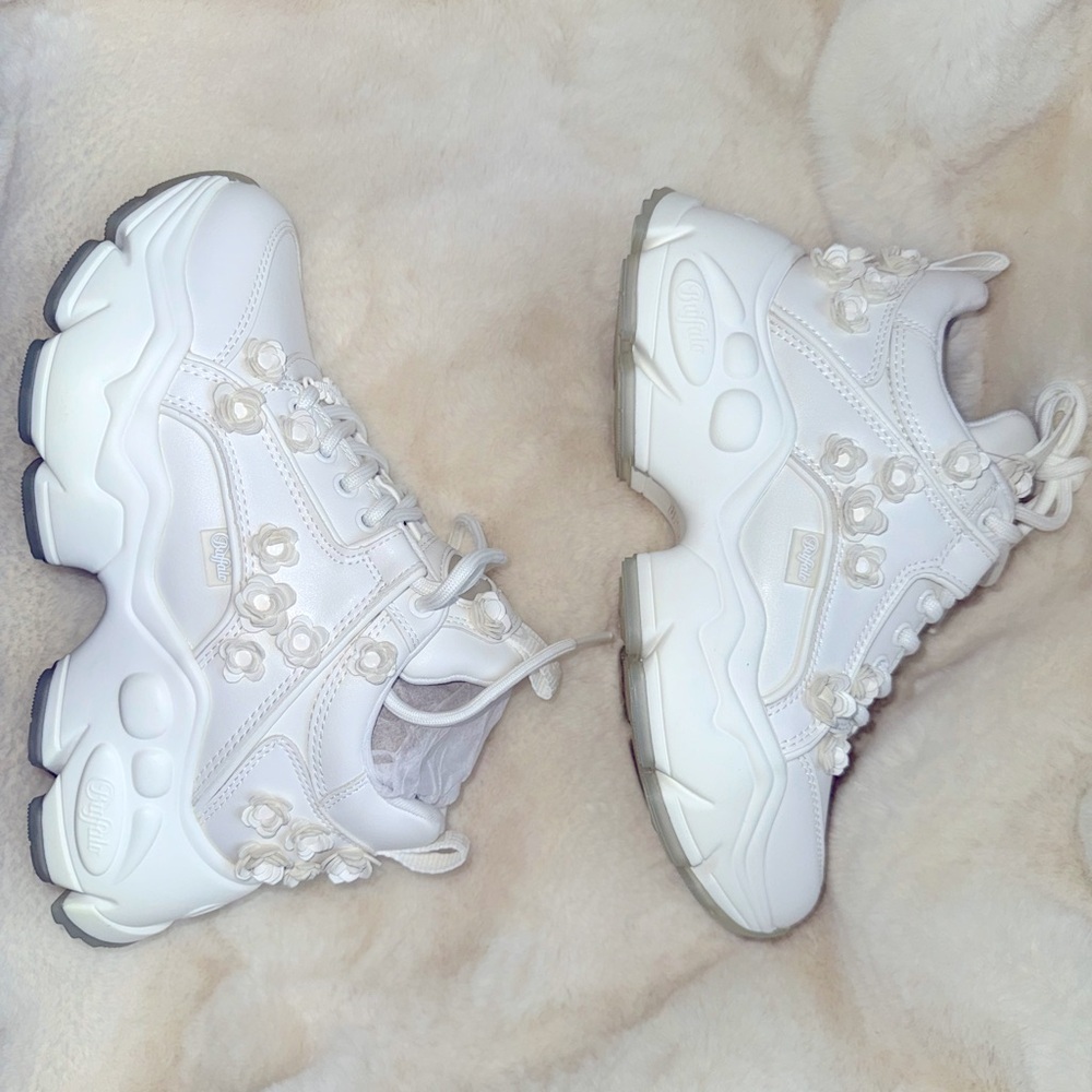 Size 8 women never worn Buffalo London very comfortable sneakers